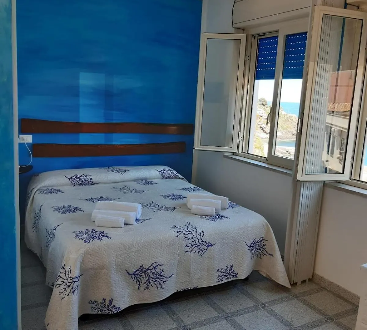 Cottage Sul Mare Устика Италия